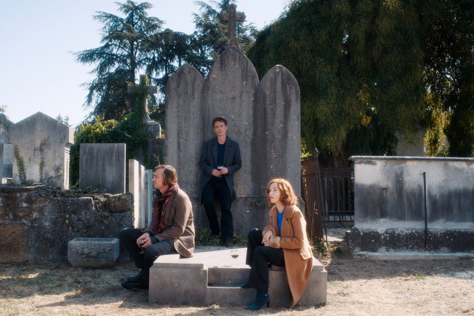 Abschied: Joan (Isabelle Huppert) besucht mit Tim Ardenne (Lars Eidinger) und Nathan Verra (Swann Arlaud) das Grab ihrer Mutter