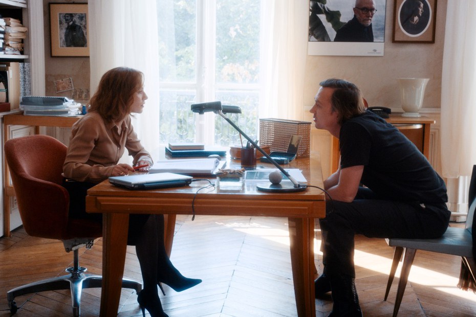 Die Verlegerin Joan Verra (Isabelle Huppert) mit dem Schriftsteller Tim Ardenne (Lars Eidinger)