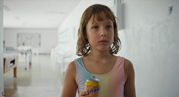 Ein junges Mädchen hat eine Getränkedose in der Hand.