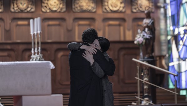 Ainara umarmt Ihren Vater Iñaki in der Kirche.