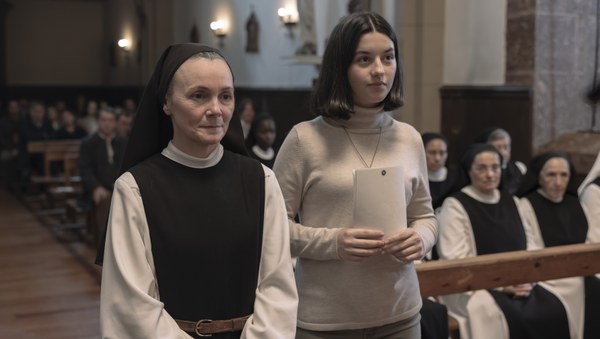 Ainara und die Mutter Oberin vorm Altar.