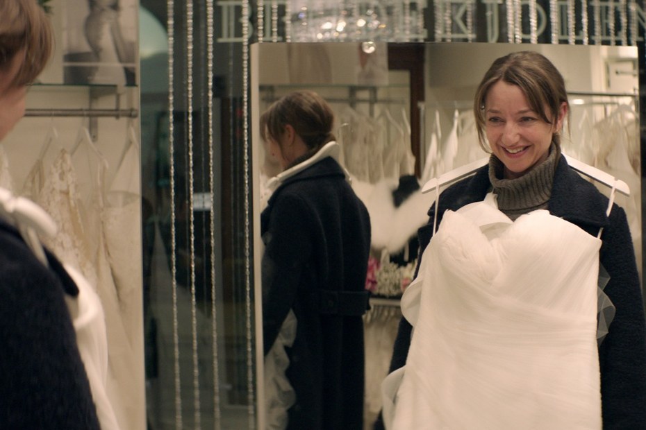 Anja (Andrea-Braein-Hovig) amüsiert sich bei der Suche nach einem passenden Hochzeitskleid.