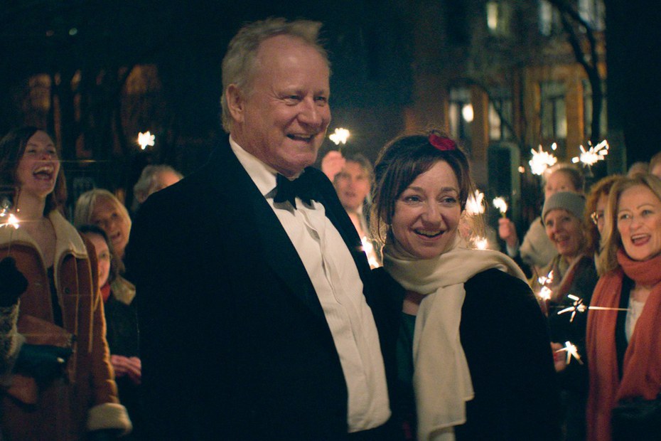 Freunde singen für Tomas (Stellan Skarsgård) und Anja (Andrea-Braein-Hovig) nach der Trauung vor der Kirche ein Lied.