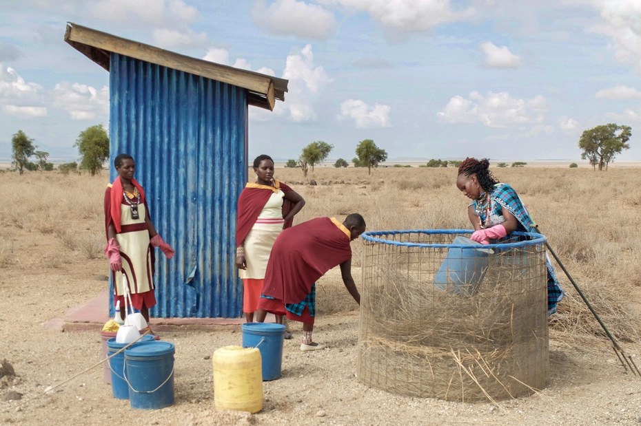 Sie sind uns einen großen Schritt voraus: Maasai-Frauen beim Kompostieren