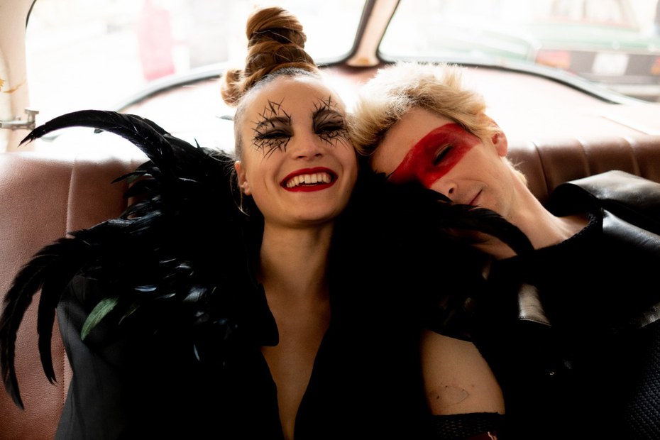 Rudi (Sabin Tambrea) nimmt Suzie (Marlene Burow) mit in eine völlig neue Welt