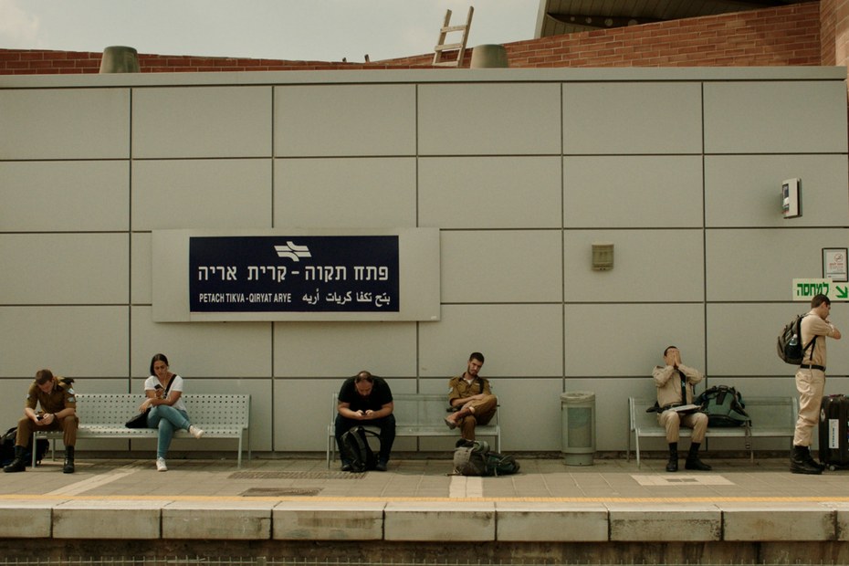 Junge Soldaten am Bahnhof von Petah Tikva Kiryat Arye | Filmstill aus „Kinder der Hoffnung“