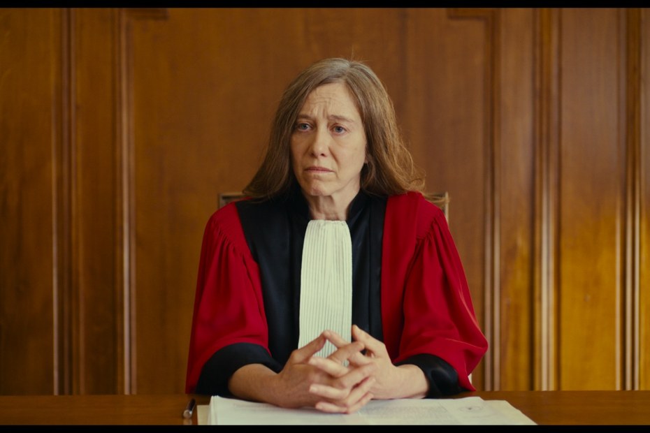 Valérie Dréville in der Rolle der Richterin in Alice Diops „Saint Omer“