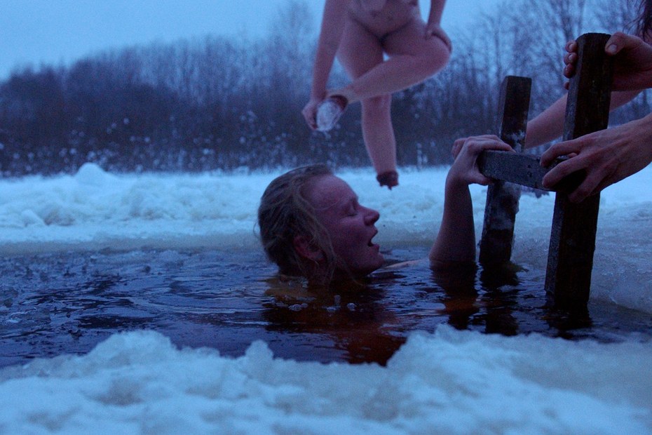 Zur Abkühlung gehen die Frauen zum Schwimmen in den nahegelegenen See – auch hierbei begleitet von der Kamera