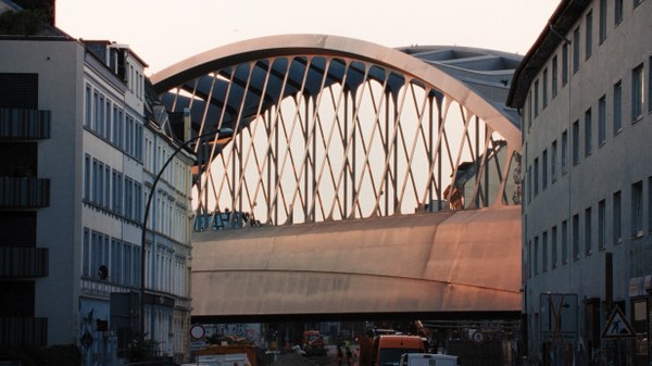 Die Hamburger Sternbrücke im Sonnenuntergang.