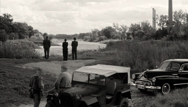 Thomas (Hanns Zischler), Erika Mann (Sandra Hüller) und Johannes R. Becher (Devid Striesow) stehen mit dem Rücken zur Kamera.