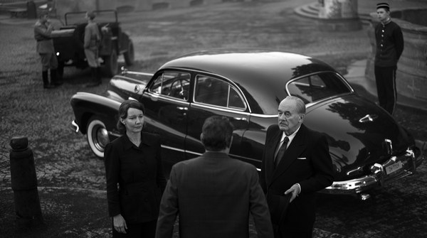 Thomas Mann (Hanns Zischler) und Erika Mann (Sandra Hüller) unterhalten sich mit einem Mann, hinter ihnen ist ihr Auto, ein alter Buick, zu sehen