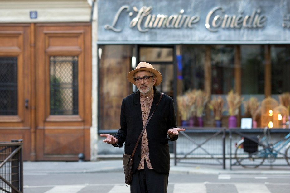 Elia Suleiman, der Regisseur und Protagonist, will in Paris einen Kaffee trinken
