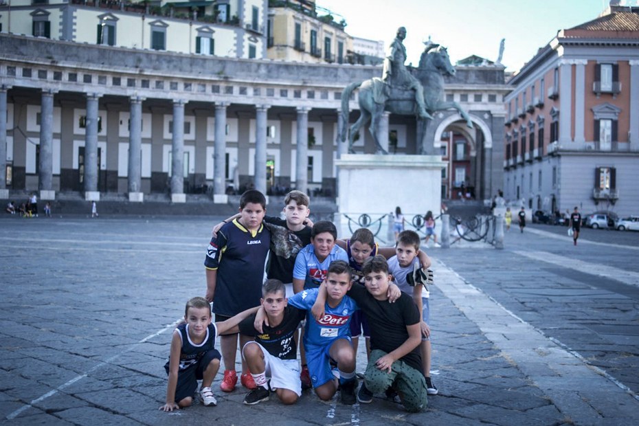 Eine Kindheit in Neapel, Piazza Plebescito: Auch Pasolini liebte es, mit Kindern gemeinsam Fußball zu spielen | Screenshot aus „Vor mir der Süden“ von Pepe Danquardt