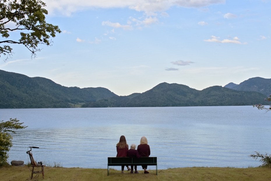 Die drei Protagonistinnen blicken auf den Walchensee in den Bayrischen Voralpen.