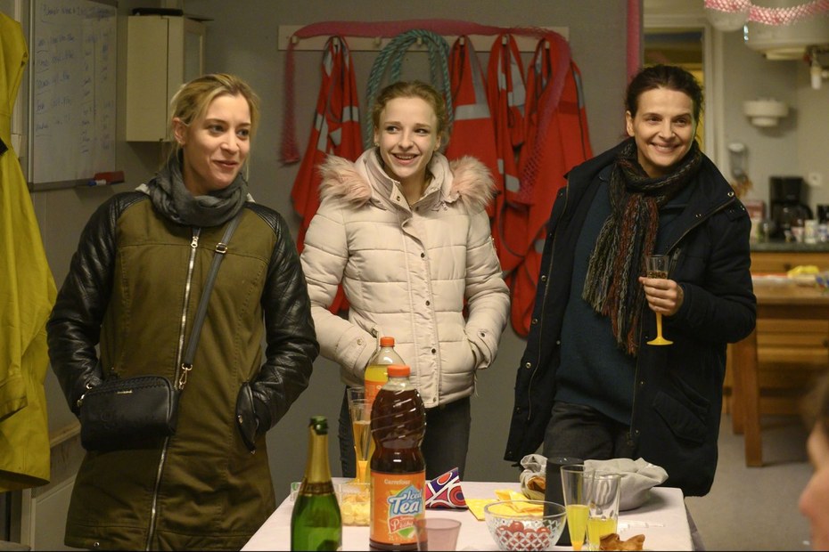 Anlass zum Feiern finden die Putzfrauen von Caen immer: Christéle (Hélène Lambert), Marianne (Juliette Binouche) und Marilou (Léa Carne) genießen die fröhlichen Stunden.
