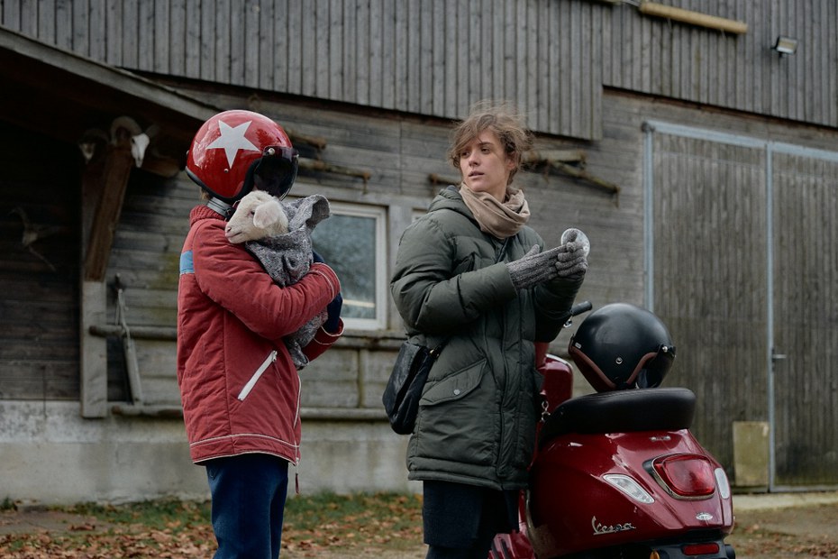 FELIX (Jona Eisenblätter) und EVA (Liv Lisa Fries).